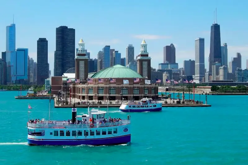 Barcos partindo do Navy Pier pelo Lago Michigan em Chicago