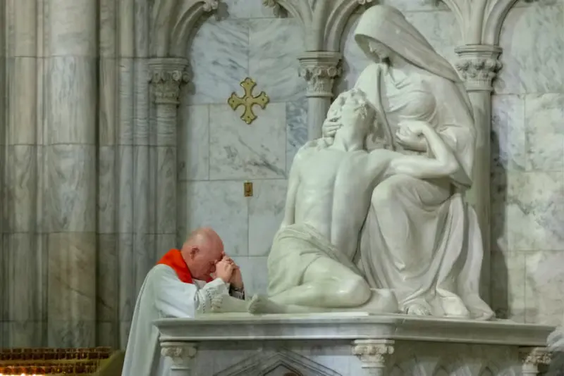 Escultura de Pietà na St. Patrick’s Cathedral em Nova York