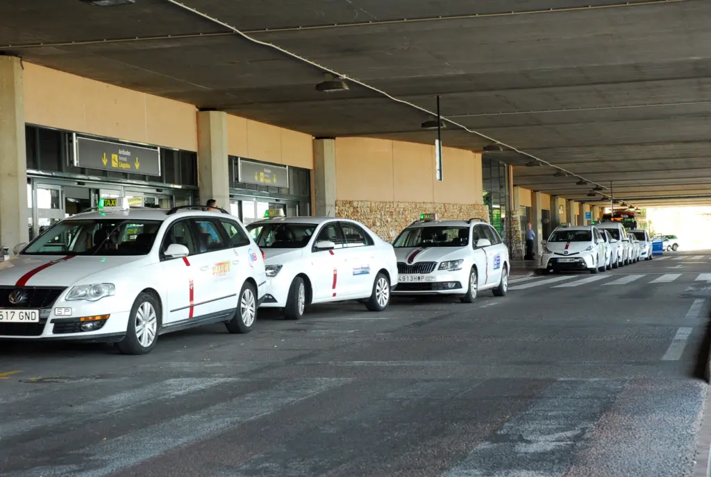 Táxis na saída do aeroporto de Menorca