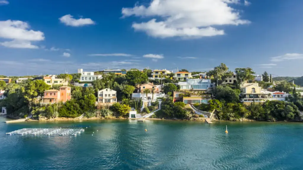 Como viajar muito barato a Menorca