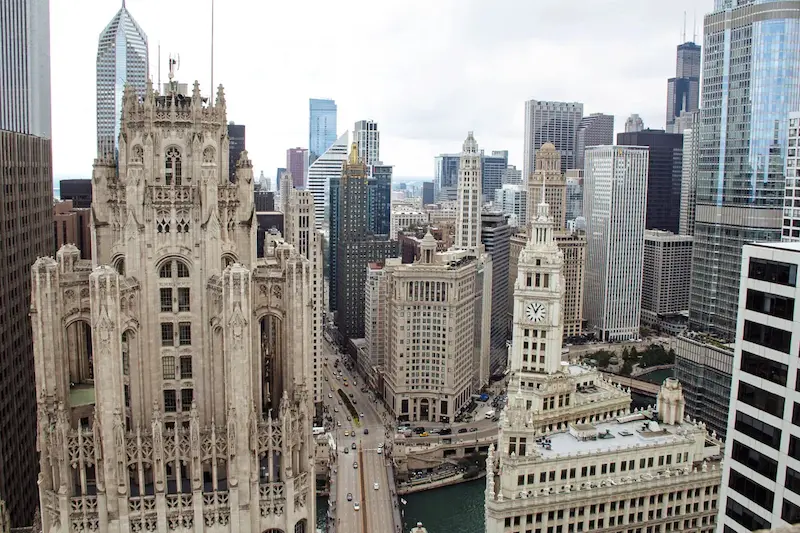 Vista da Tribune Tower e arranha-céus em Chicago