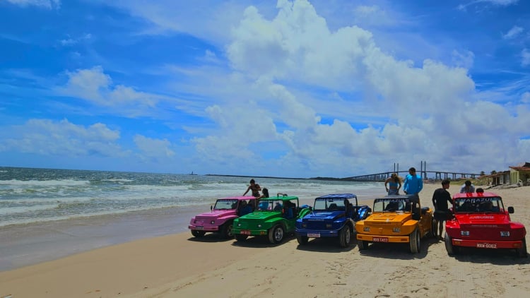 Visitantes no passeio de buggy pelo litoral norte de Natal