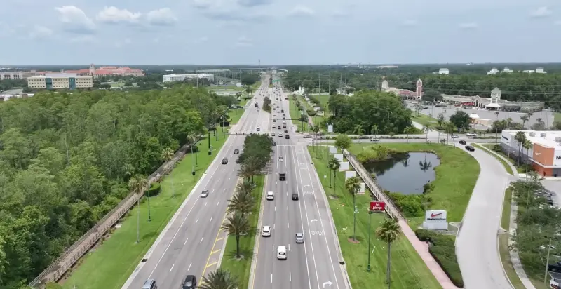 Irlo Bronson Memorial Highway (US-192) em Kissimmee