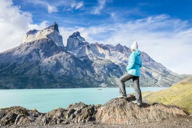 Vista dos Cuernos del Paine saindo de Puerto Natales