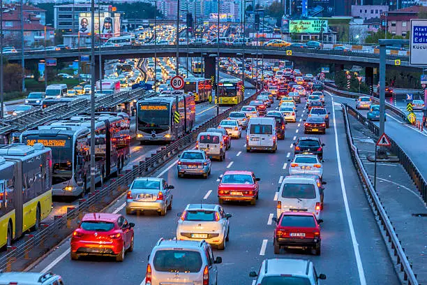 Trânsito de carros em Istambul