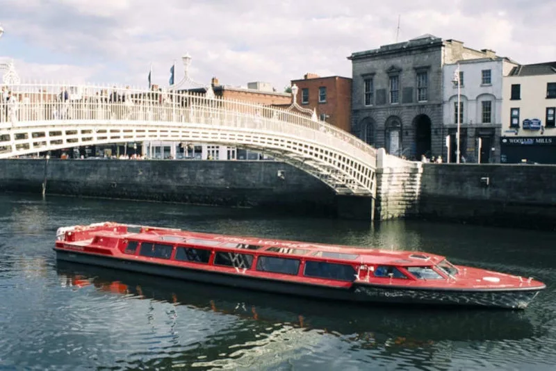 Ponte Ha'Penny e barco passando