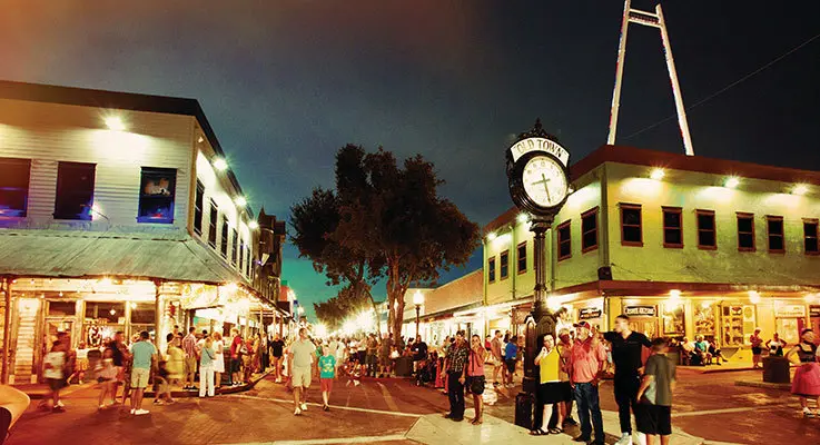 Old Town à noite em Kissimmee