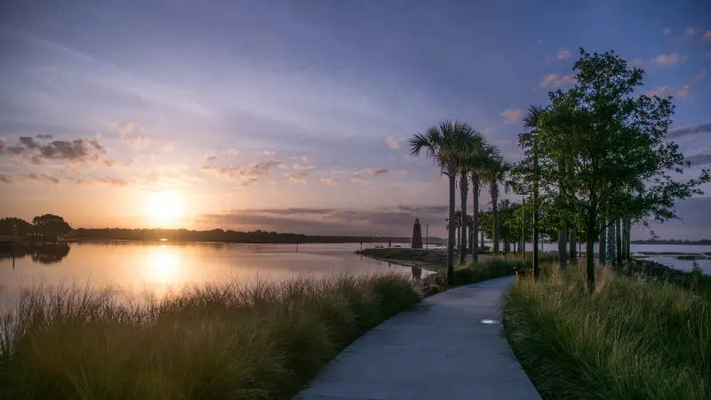 Paisagem do farol ao pôr do sol no Kissimmee Lakefront Park