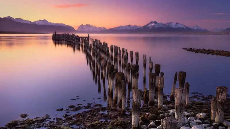 Vista do anoitecer na orla de Puerto Natales