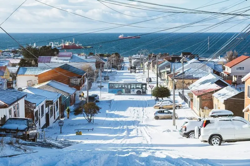 Cidade de Punta Arenas coberta por neve no inverno