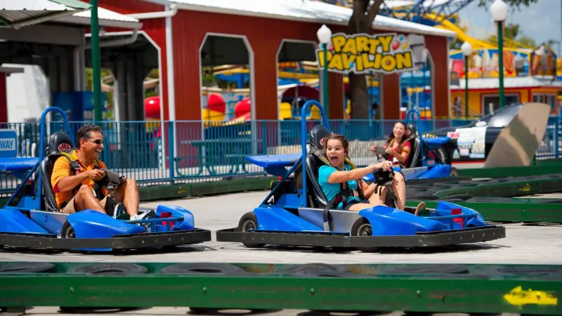 Família no kart no Fun Spot America em Kissimmee