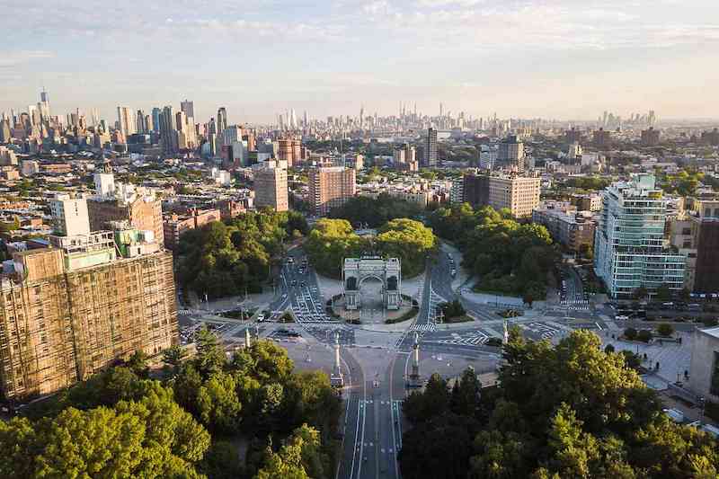 Vista da Grand Army Plaza no Brooklyn em Nova York