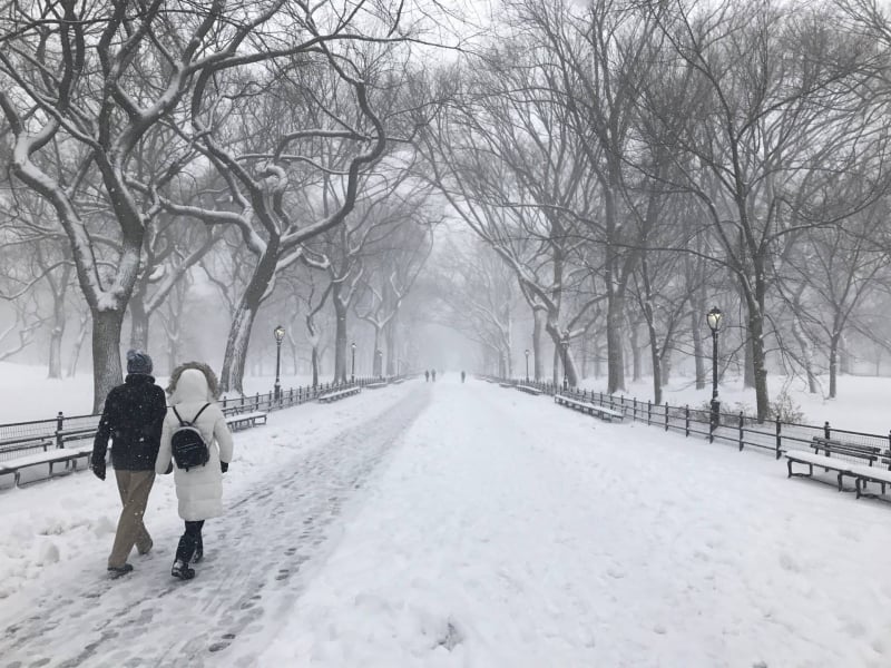 Casal passeando pela neve em Nova York