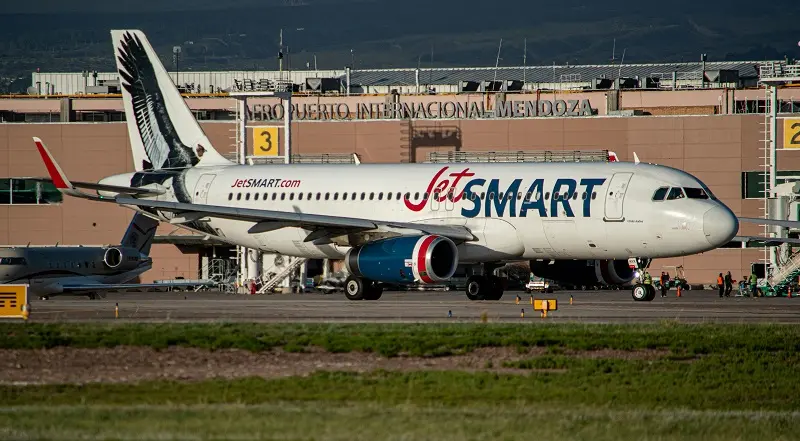 Avião pousando em aeroporto de Mendoza