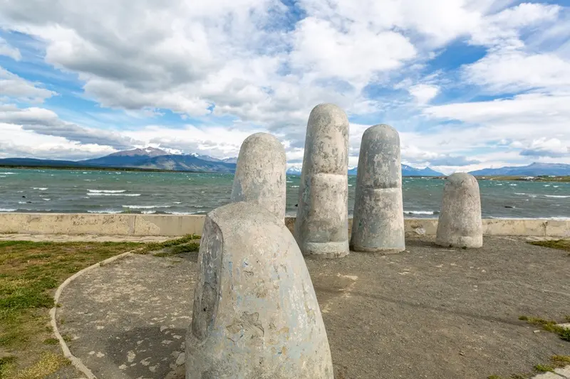 Monumento La Mano na orla de Puerto Natales