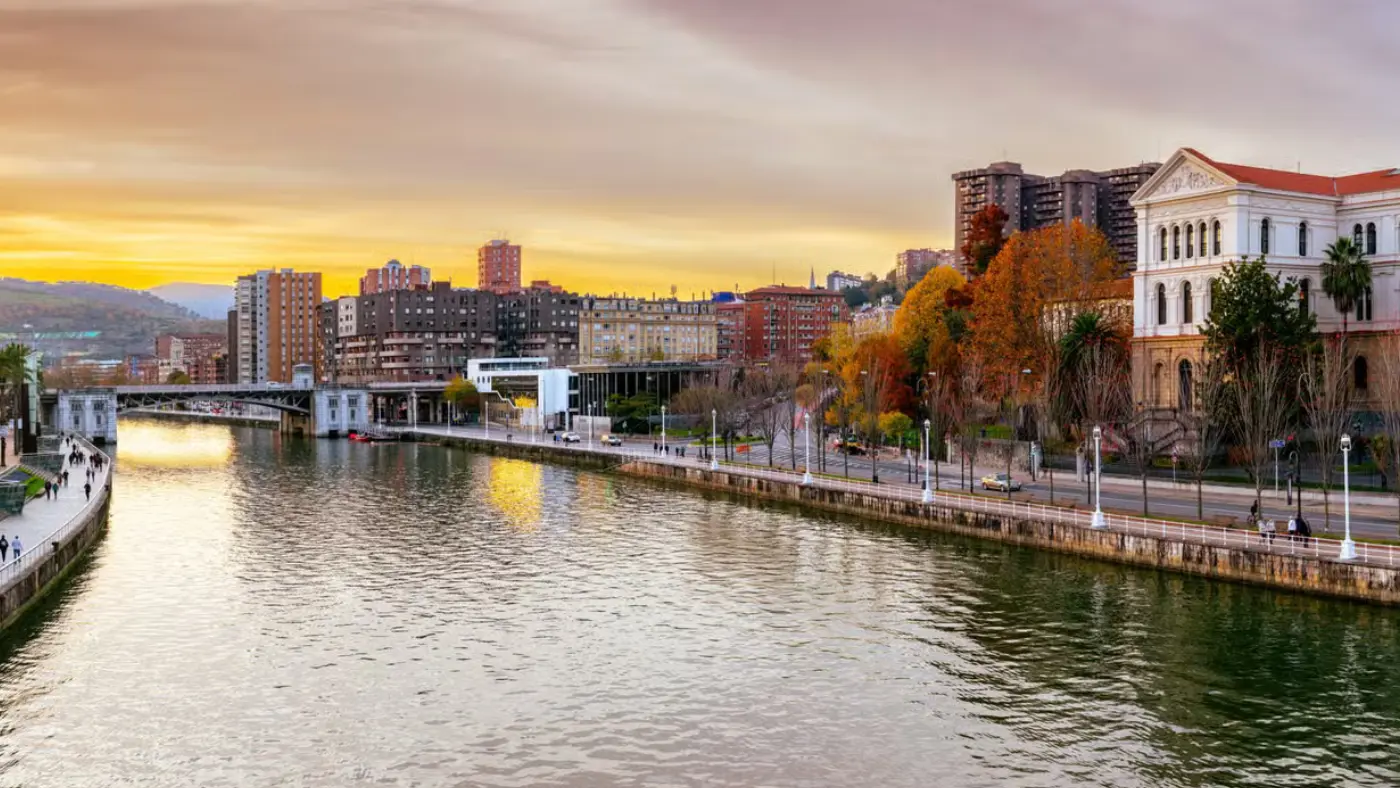 Passeio de barco pelo rio Nervión em Bilbao