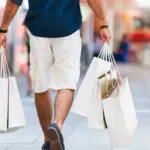 Homem fazendo compras em Pipa