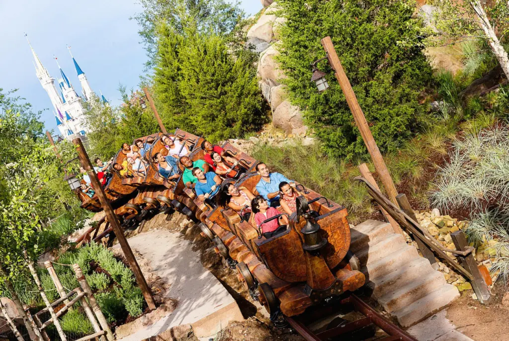 Diversão no Seven Dwarfs Mine Train no Magic Kingdom da Disney Orlando