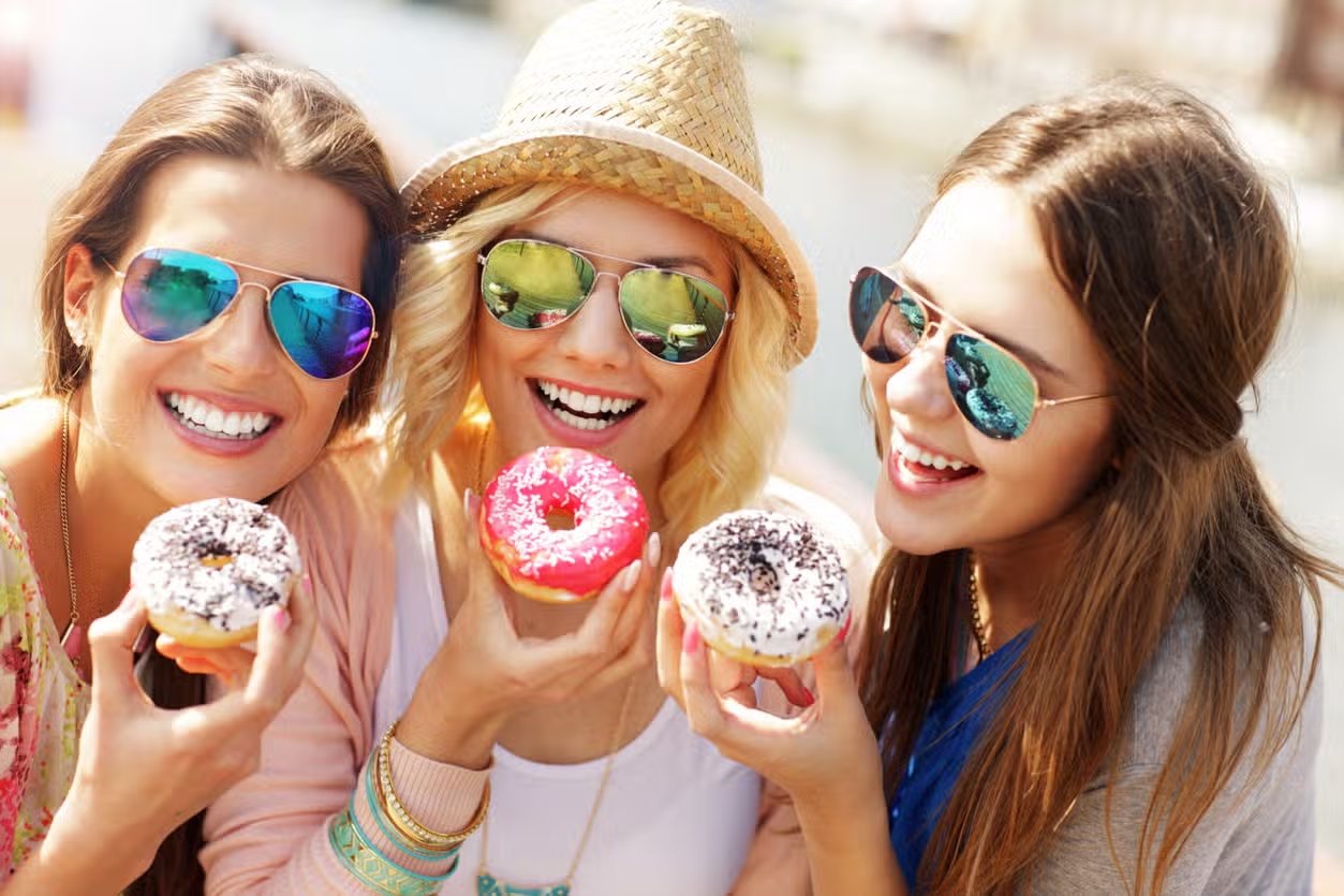 Amigas fazendo um tour pelos donuts mais saborosos de Chicago