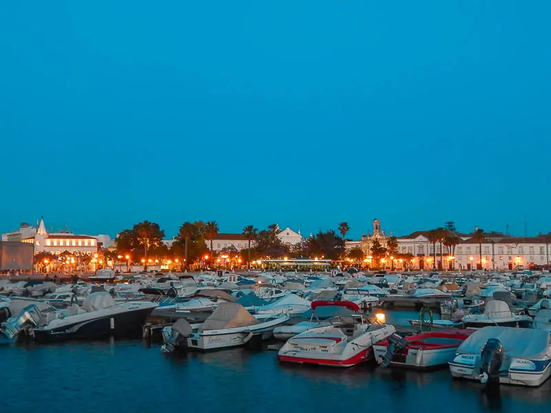 Faro à noite