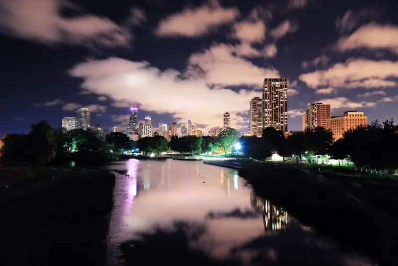Vista do Lincoln Park iluminado à noite em Chicago