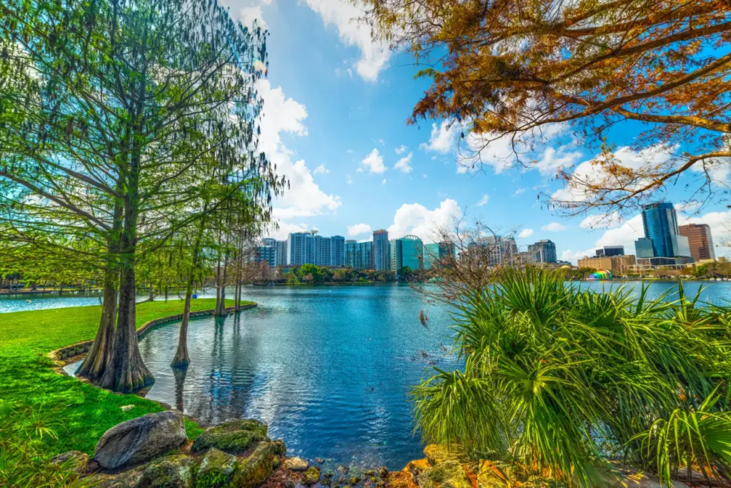 Margem do Lake Eola no outono em Orlando Margem do Lake Eola no outono em Orlando