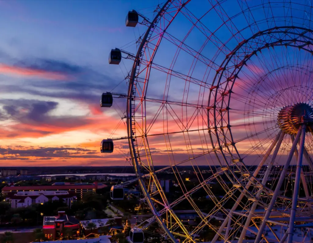 Roda-gigante ao entardecer em Orlando Roda-gigante ao entardecer em Orlando