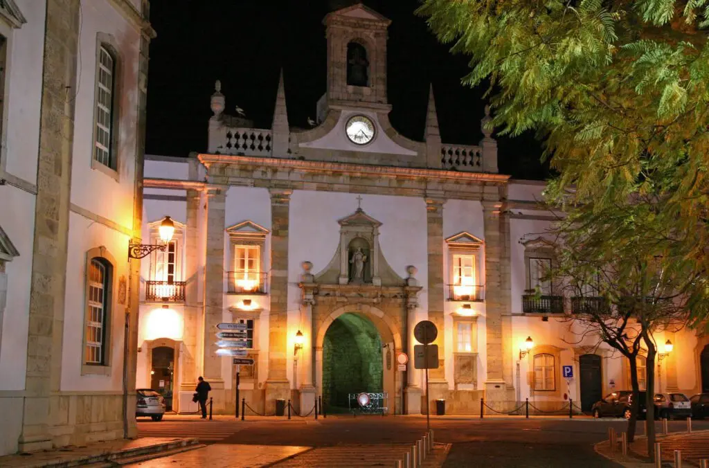 Faro à noite
