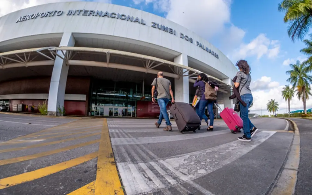 Turistas entrando no aeroporto de Maceió 