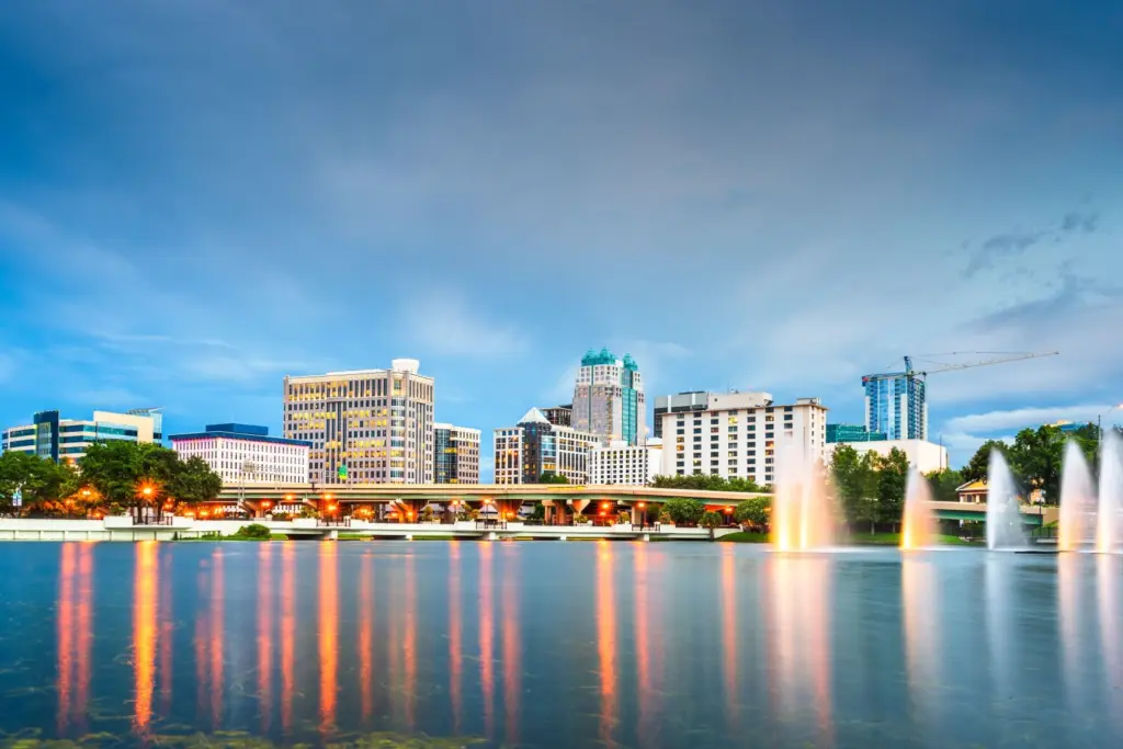 Paisagem do anoitecer no lago de Orlando Paisagem do anoitecer no lago de Orlando