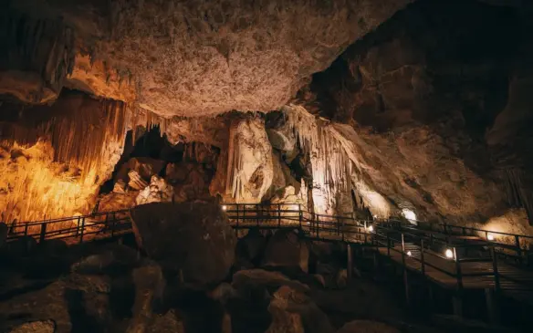 Visita à Diamond Cave em Railay