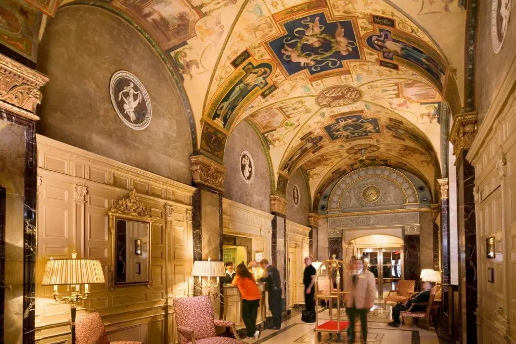 Recepção do hotel The Sherry Netherland em Nova York