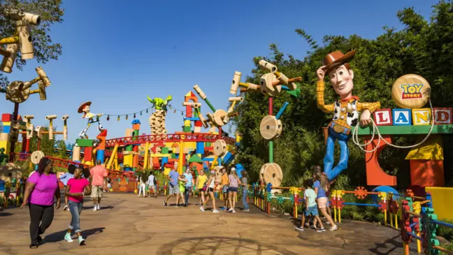 Visitantes na Toy Story Land no Hollywood Studios da Disney Orlando