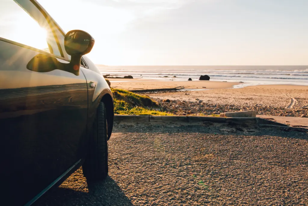 Carro na praia em Pipa