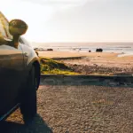 Carro na praia em Pipa