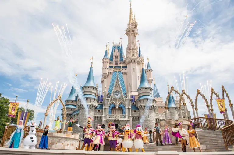 Apresentação em frente ao Castelo da Cinderela no Magic Kingdom da Disney Orlando