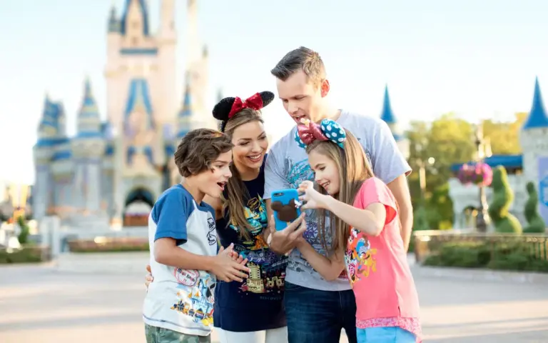 Família usando o celular no Magic Kingdom da Disney Orlando