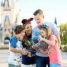 Família usando o celular no Magic Kingdom da Disney Orlando