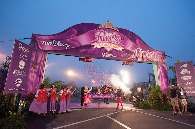 Corridas da Disney em Orlando Linha de chegada da Princess Half Marathon na Disney Orlando