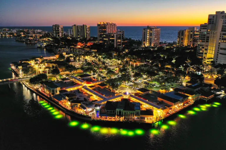 Vista da Venetian Bay à noite em Naples