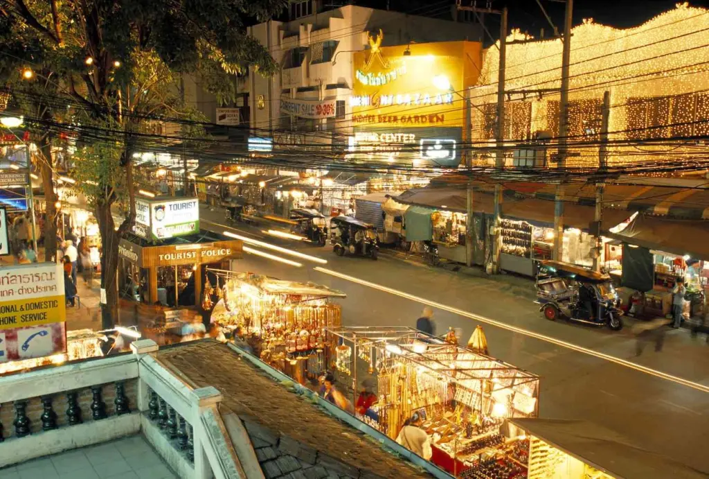 Mercado noturno Night Bazaar em Chiang Mai Mercado noturno Night Bazaar em Chiang Mai