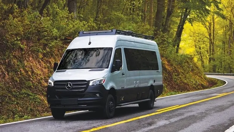 Van na estrada em Pipa