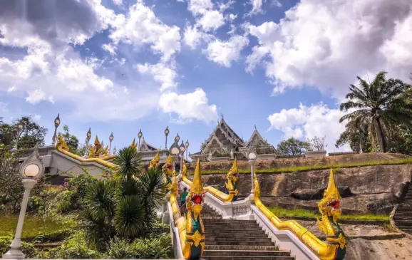 Templo Wat Kaew Korawaram em Krabi