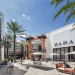Pessoas fazendo compras nas lojas do Florida Mall em Orlando