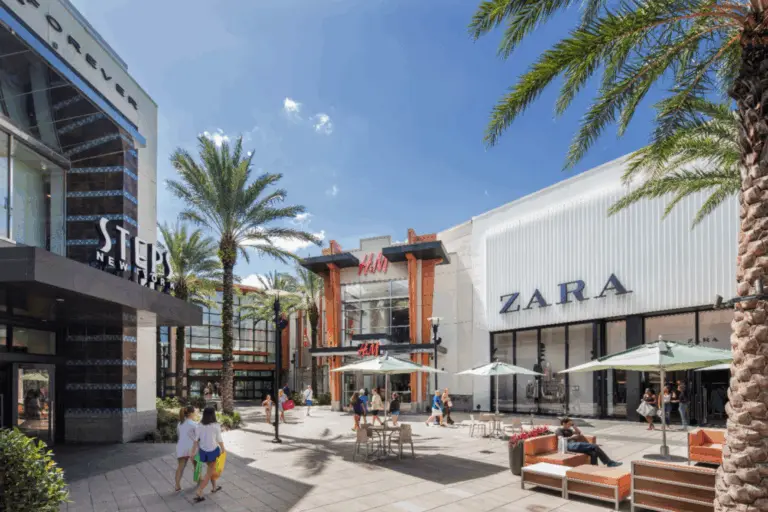 Pessoas fazendo compras nas lojas do Florida Mall em Orlando