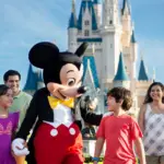 Família com Mickey Mouse na Disney Orlando