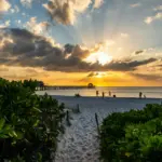Paisagem do pôr do sol na Naples Beach