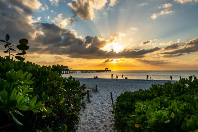 Paisagem do pôr do sol na Naples Beach