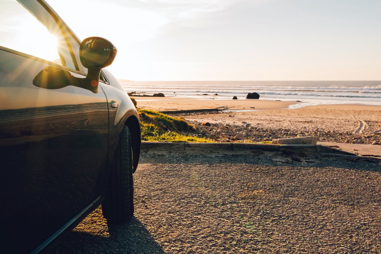 Carro na praia em Pipa