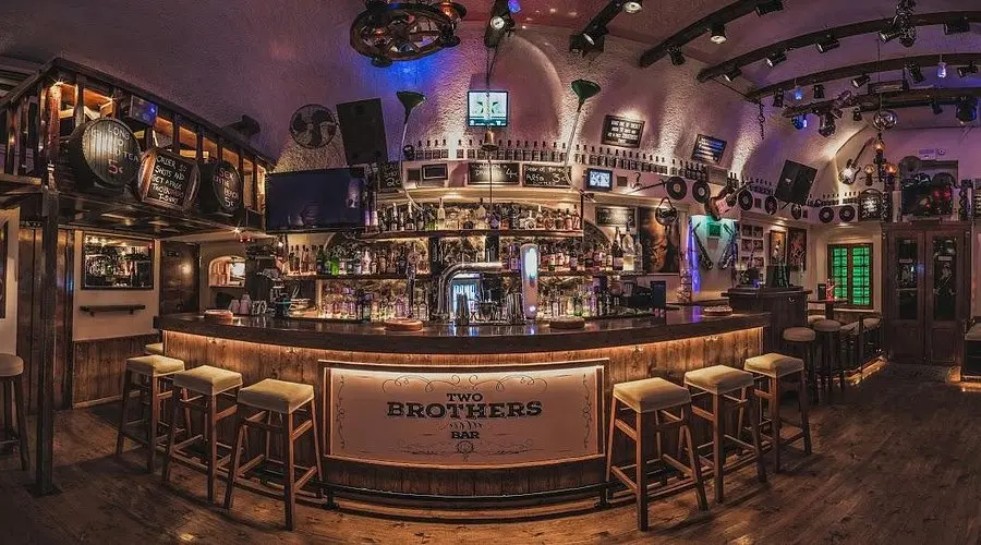 2 Brothers Bar em Santorini